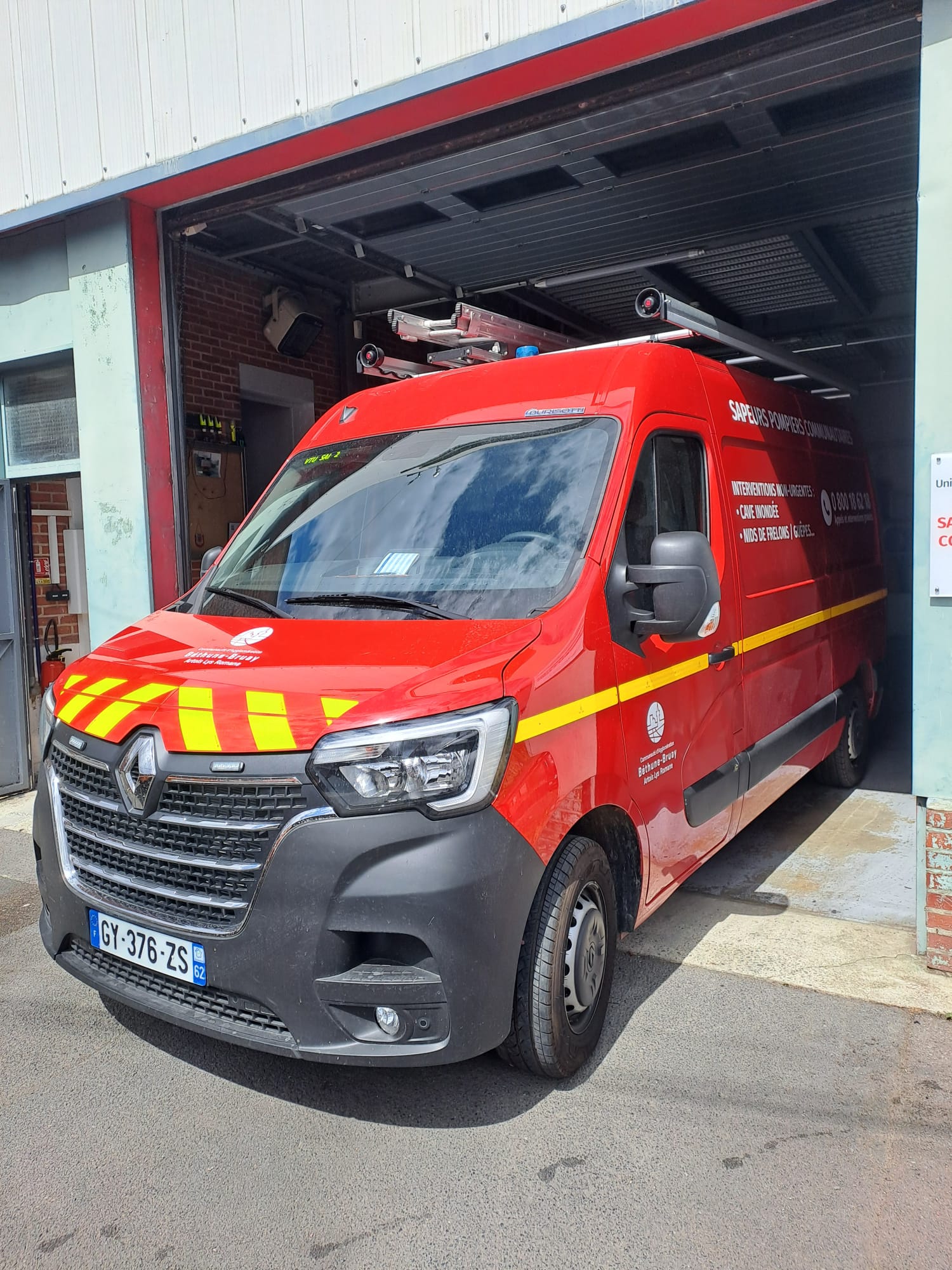 Véhicule de sapeurs-pompiers avec marquage adhésif professionnel