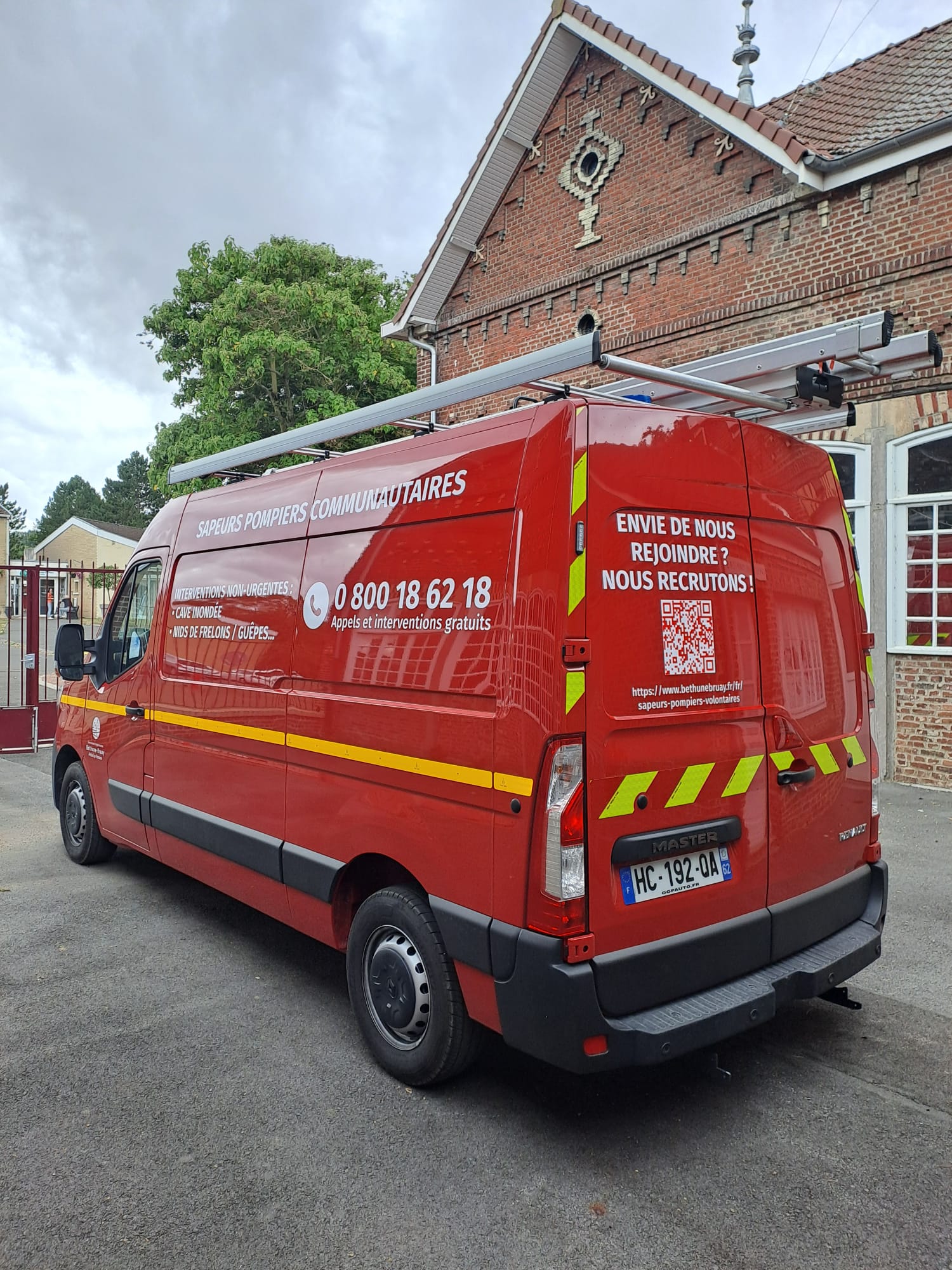 Marquage adhésif posé sur le côté d’un véhicule de sapeurs-pompiers