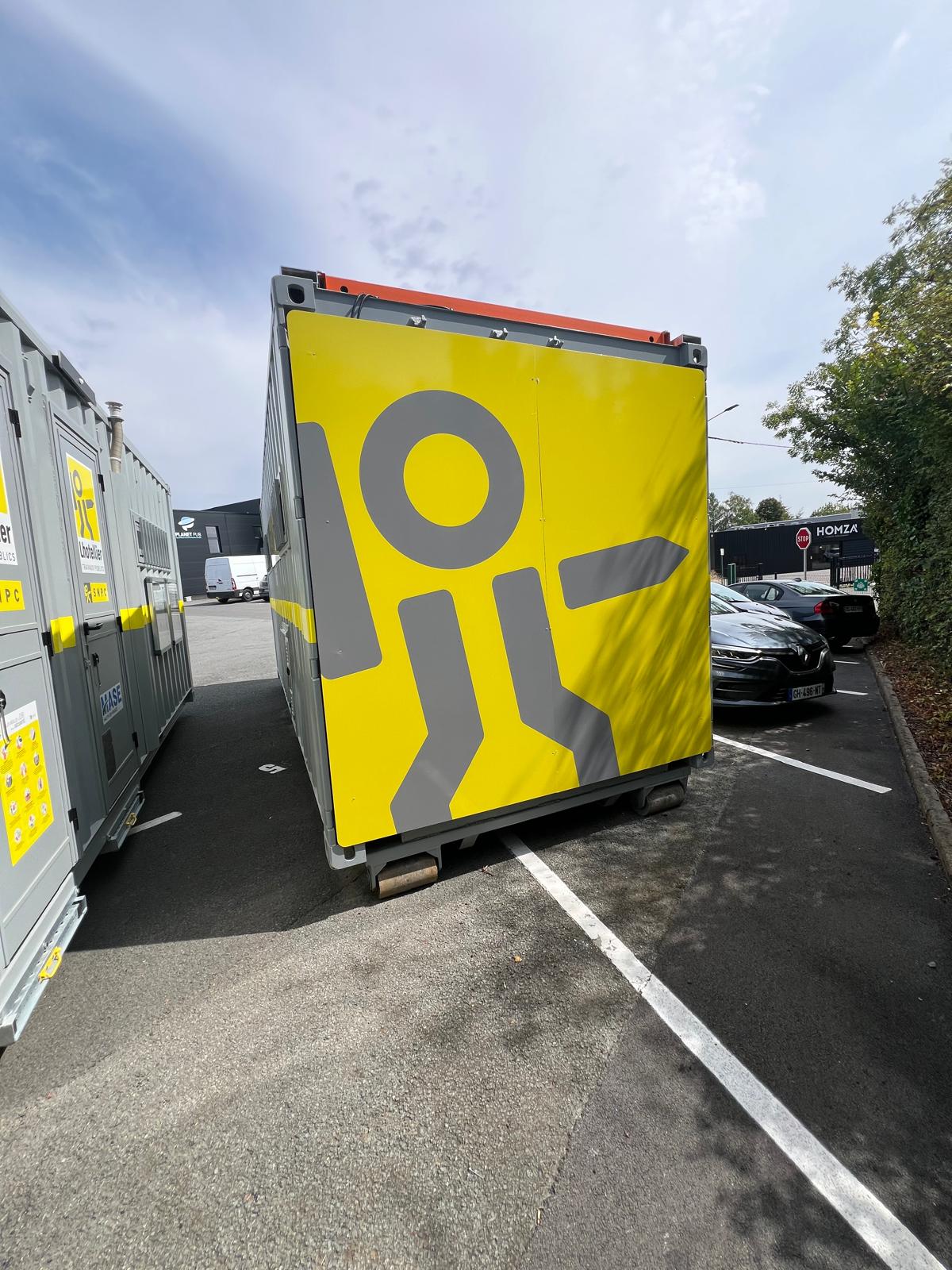 Détail de l’impression et du marquage adhésif posé sur le conteneur