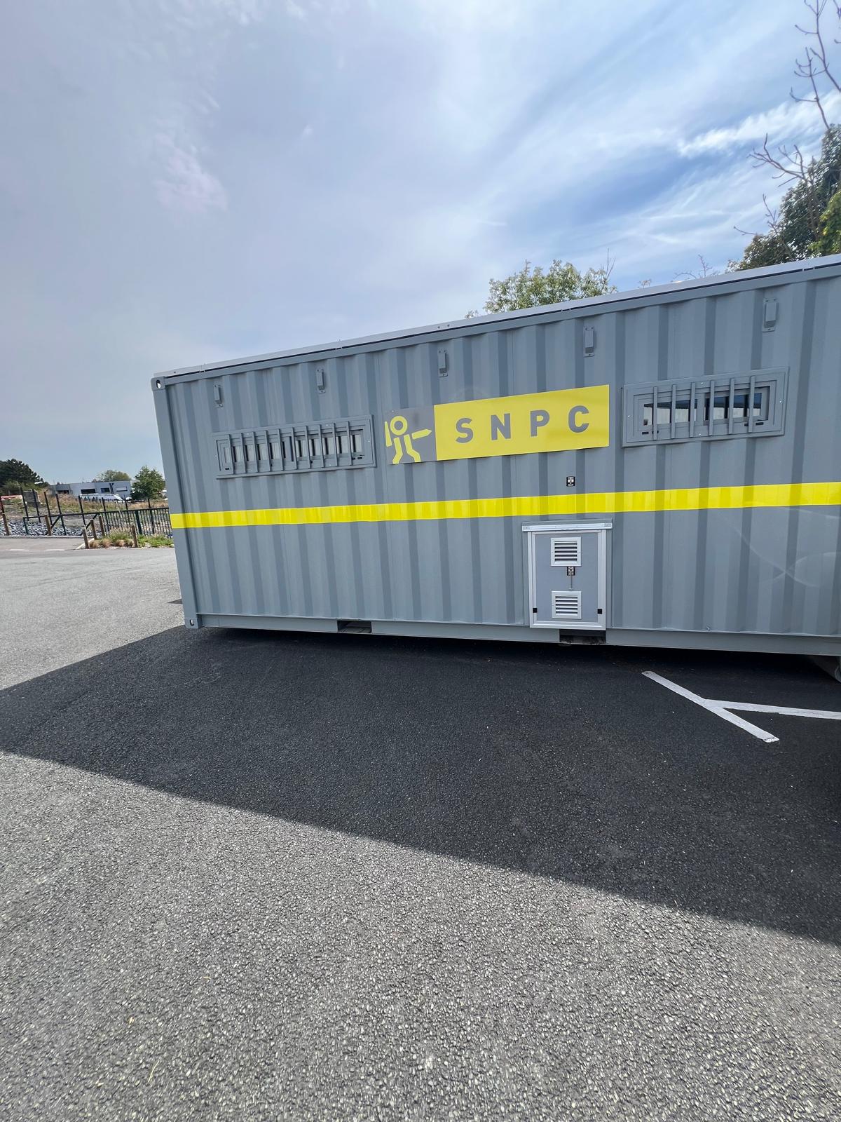 Habillage graphique adhésif réalisé sur un conteneur aménagé SNPC