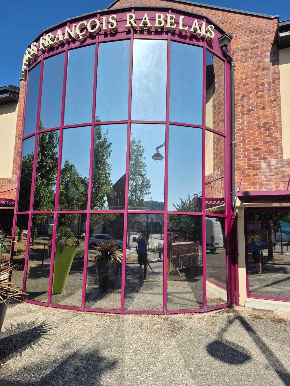 Film solaire miroir posé sur les vitrages d’un bâtiment professionnel